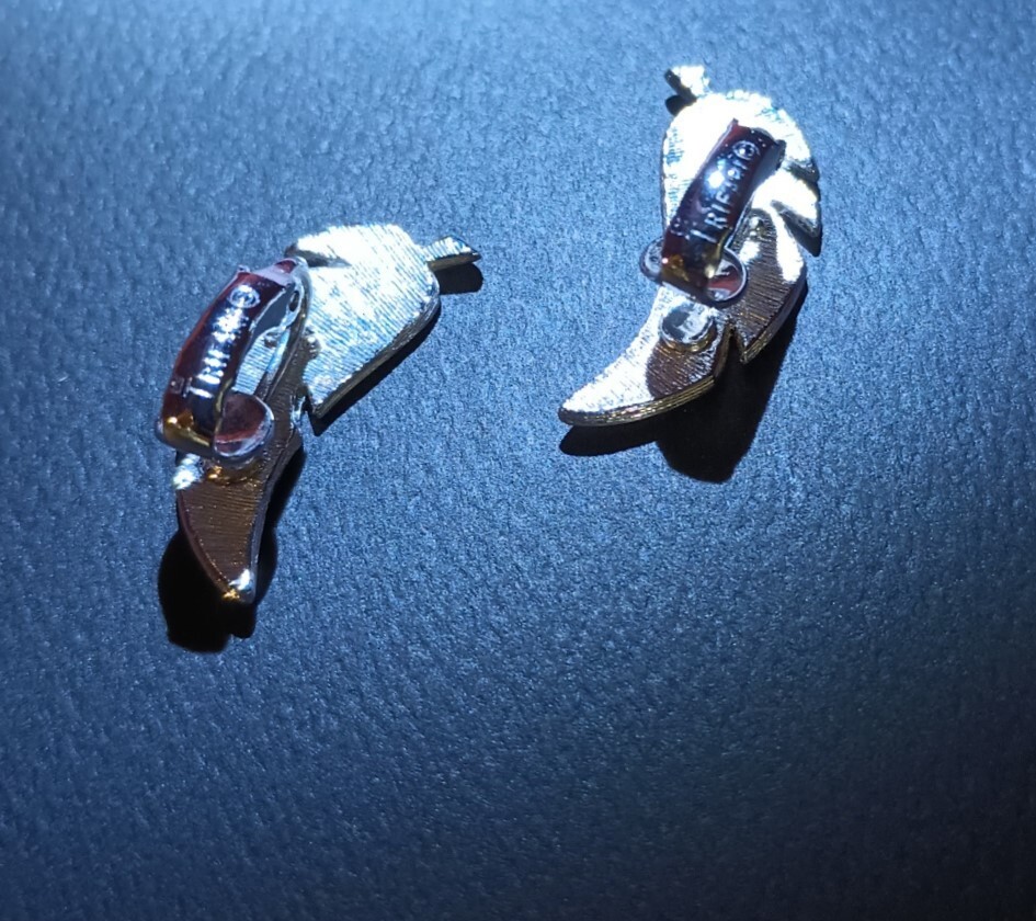 Charming Signed TRIFARI Clip-On Feather Earrings Silver Tone EXCELLENT CONDITION