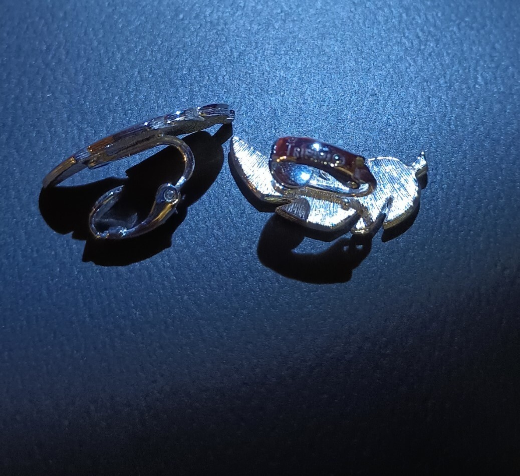 Charming Signed TRIFARI Clip-On Feather Earrings Silver Tone EXCELLENT CONDITION