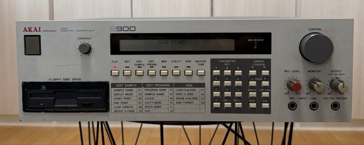 AKAI Professional S900 12-bit MIDI Digital Sampler w/ ASK90 Board Tested
