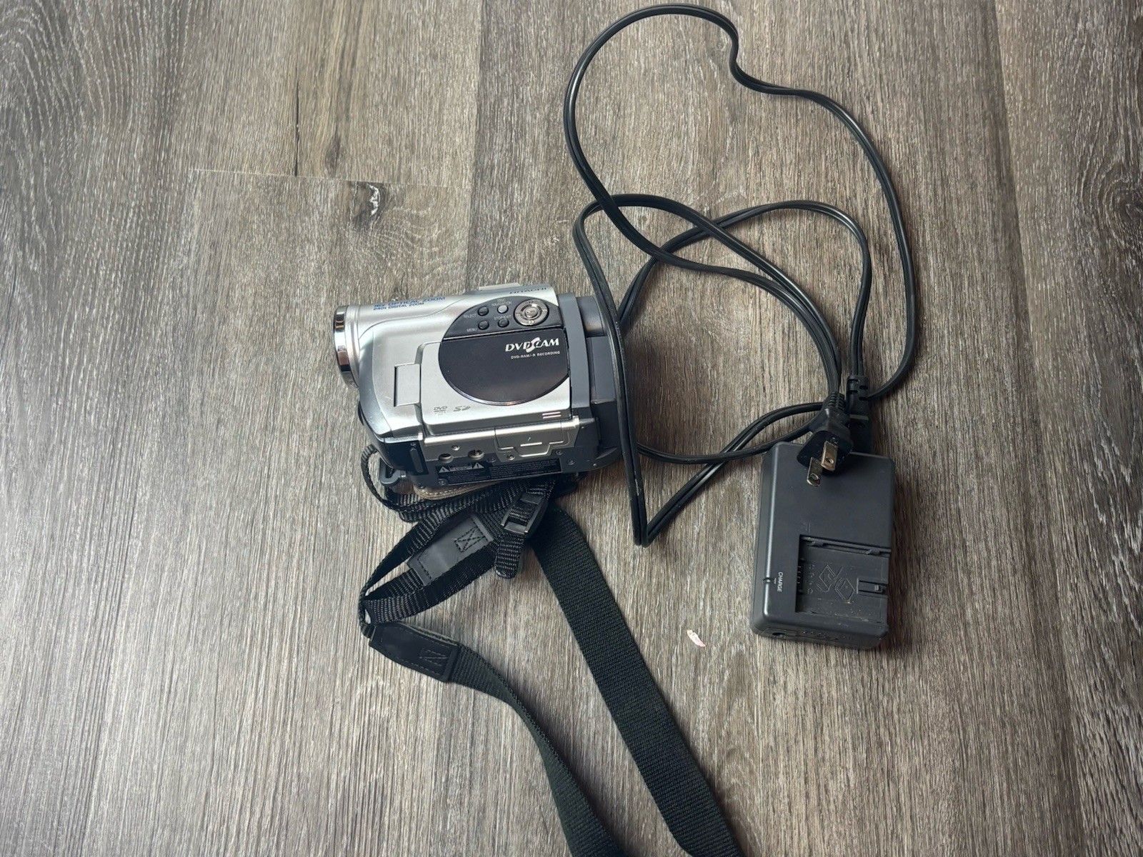 Hitachi DZ-MV730A DVD Camcorder 16x Zoom Bundle  Battery And Charger