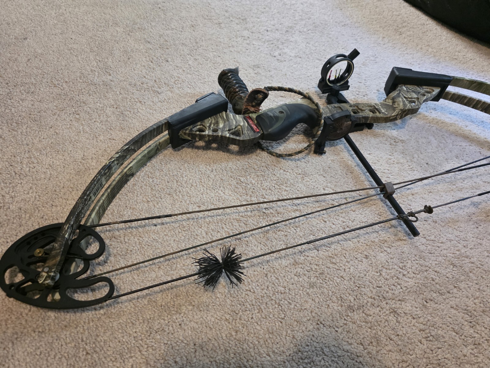 Buckmasters BTR RH Compound Bow 70lbs Pull DL 29"