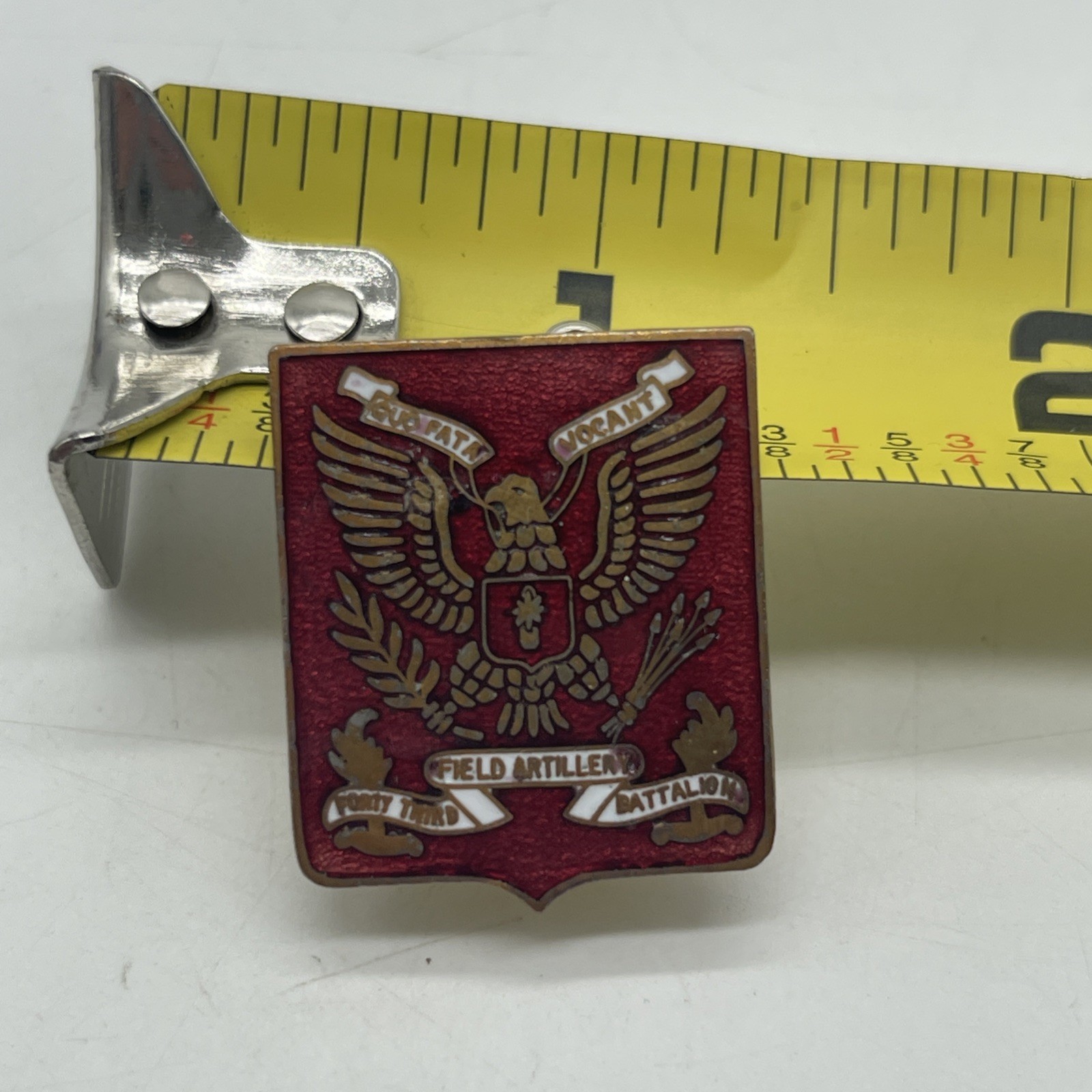 U.S. Military 43rd Field Artillery Battalion Pin QUO FATA Vocant IE CB