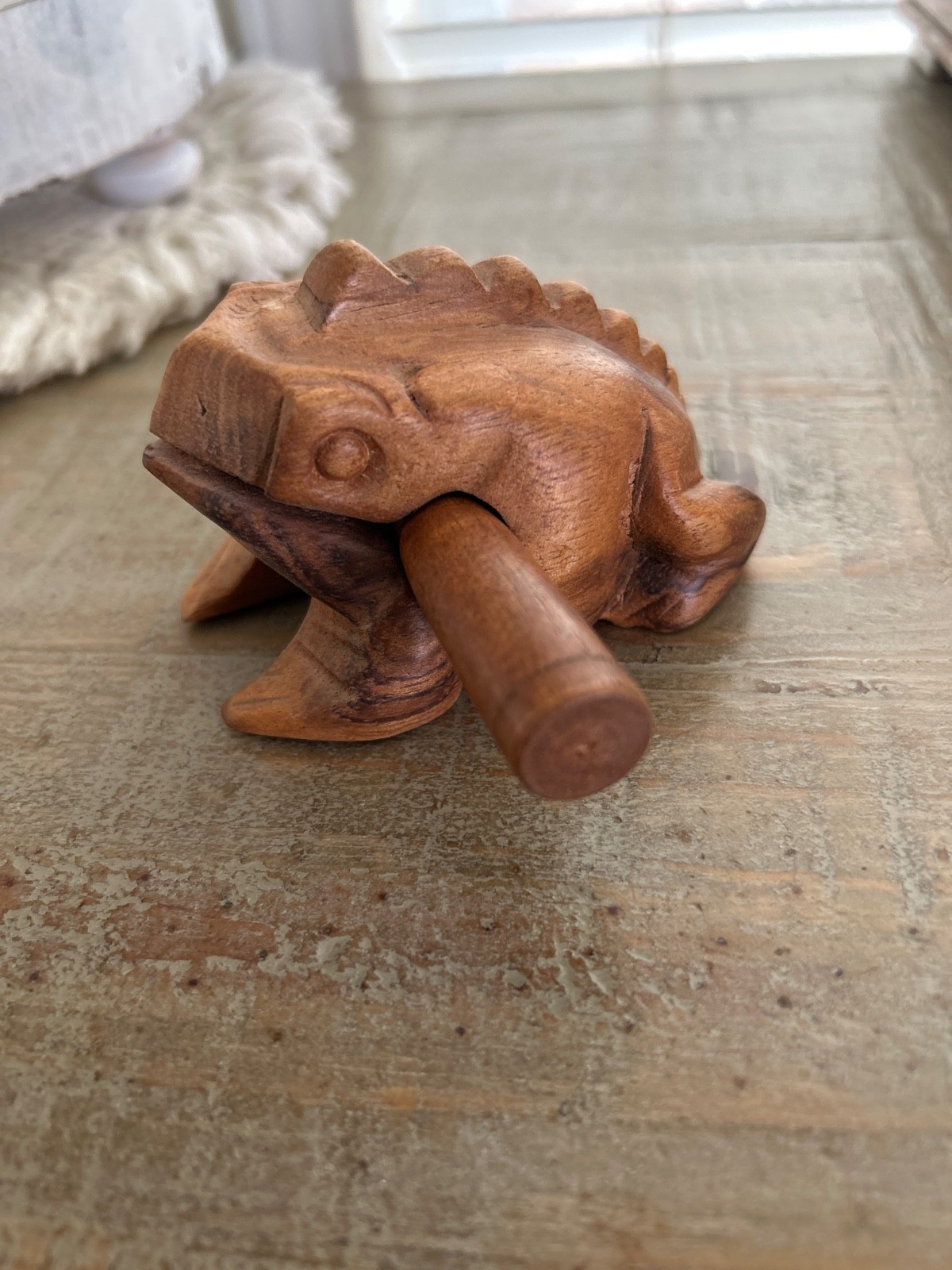HAND CARVED WOOD FROG RASP PERCUSSION VINTAGE MUSICAL INSTRUMENT, 2.5" X 3 3/4"