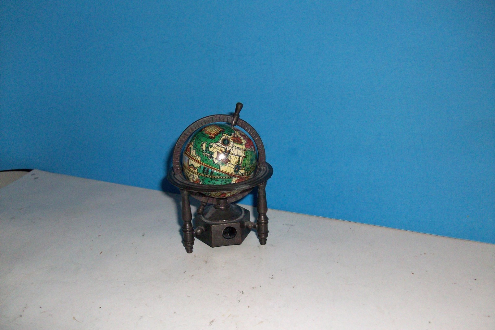 SMALL GLOBE PENCIL SHARPENER