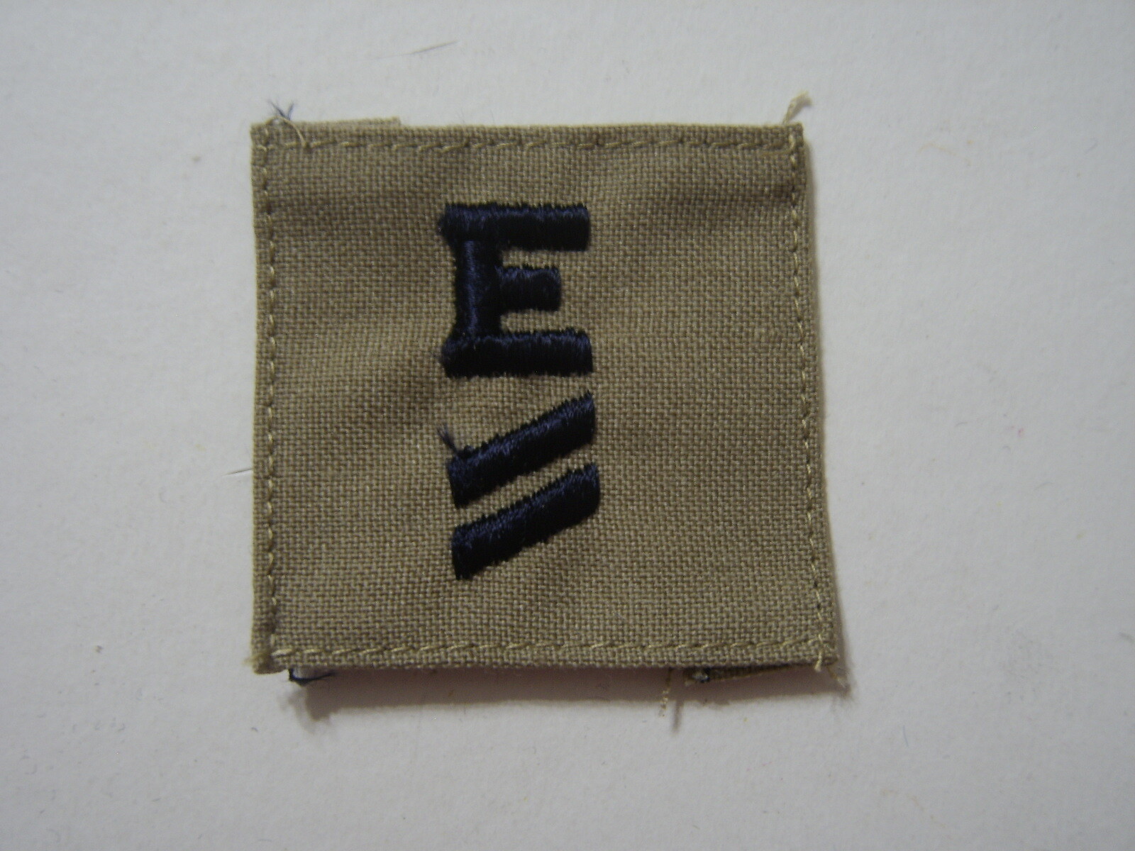 USN BATTLE EFFECTIVENESS AWARD - BLACK "E" BLACK ON KHAKI 3rd AWARD NOS :KY21-1