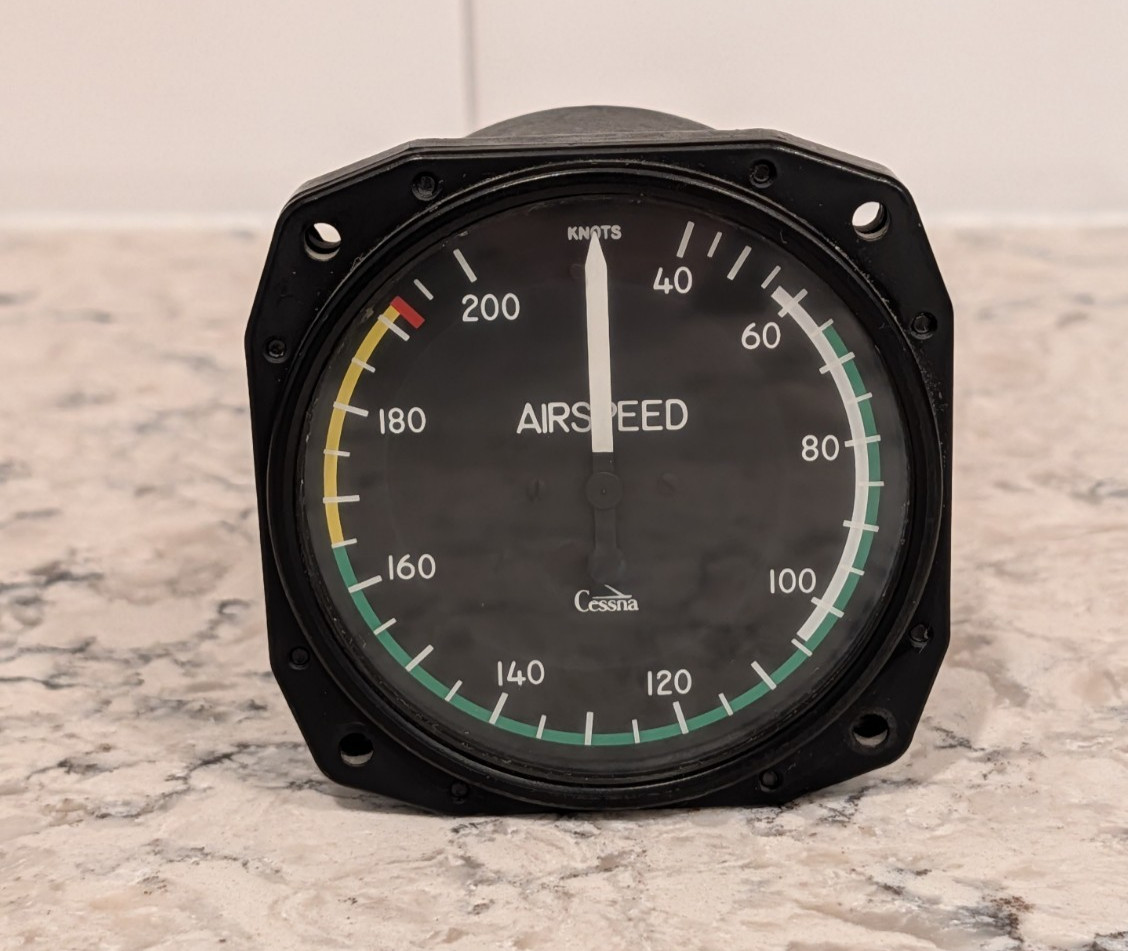 Cessna Airspeed Indicator ASI C661010-0717 SP 5172-0701-CES 200 knots 250 MPH
