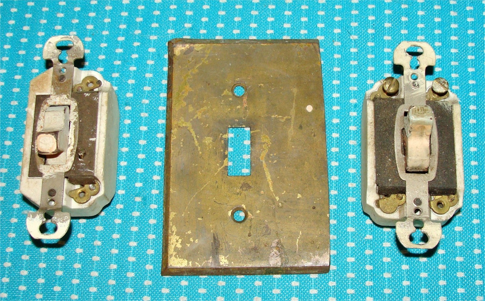 2 Vtg Antique Hubbell Porcelain Light Switches Brass Cover Plate P-1561 & P-1563