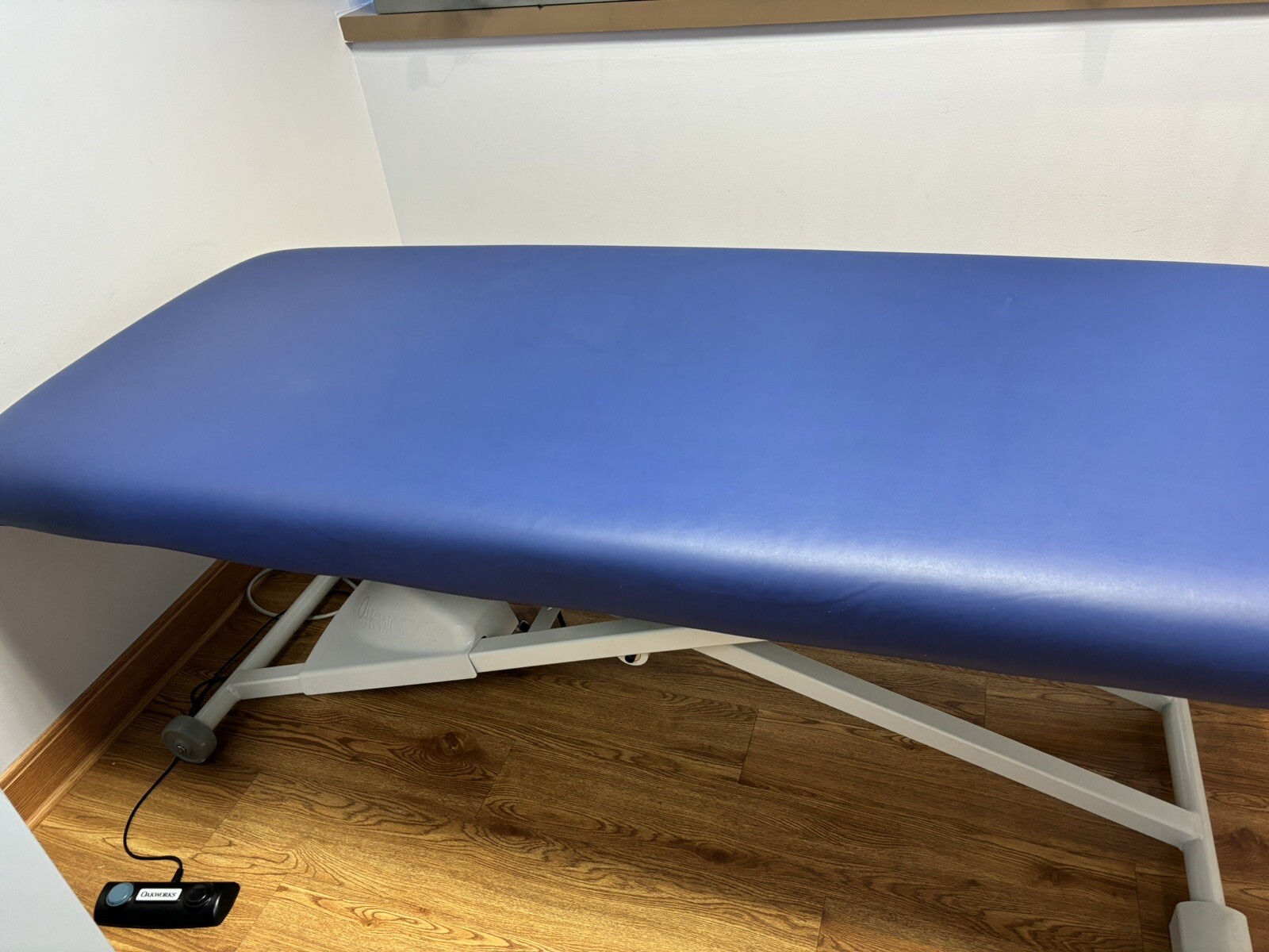 4 Oakworks massage table/spa bed in 4 different solid colors 72x 32" plush