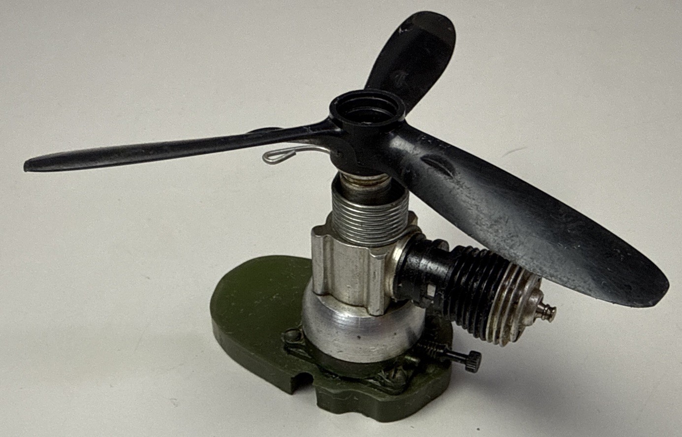 Cox Vintage Thimble Drone Space Bug Engine 5d 3p 3c2
