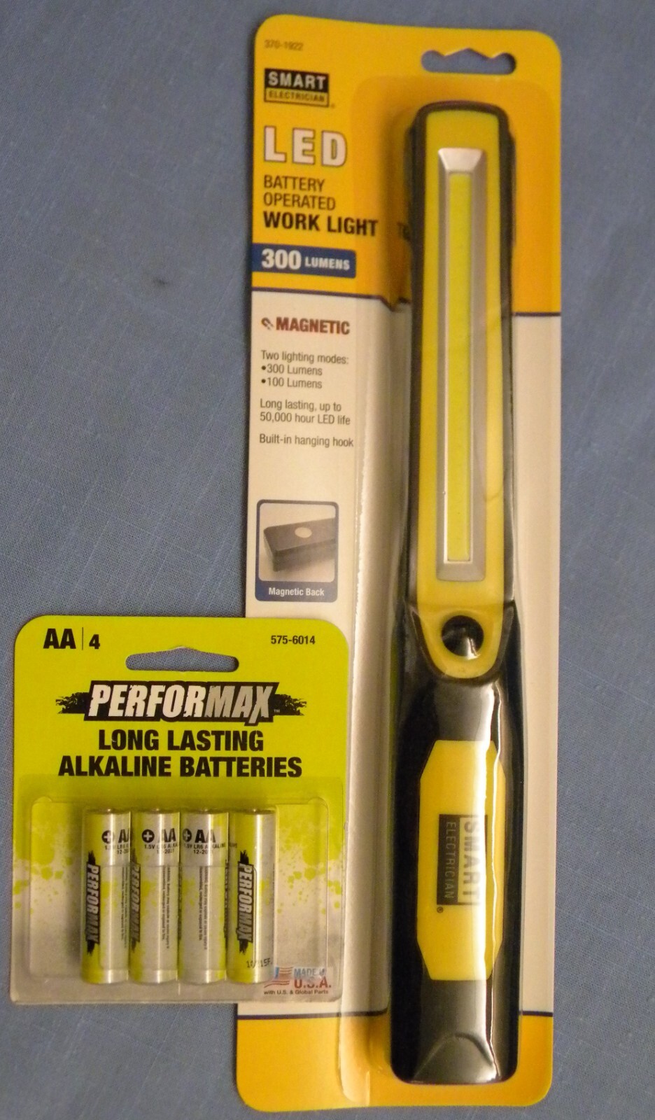 Work Light Smart Electrician 300 Lumen Batteries INCLUDED Hang Hook & Magnetic