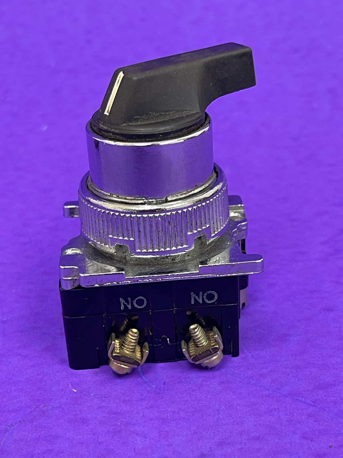 Cutler Hammer 10250T3011  2-Position Selector Switch Maintained W/2 N.O. Contact