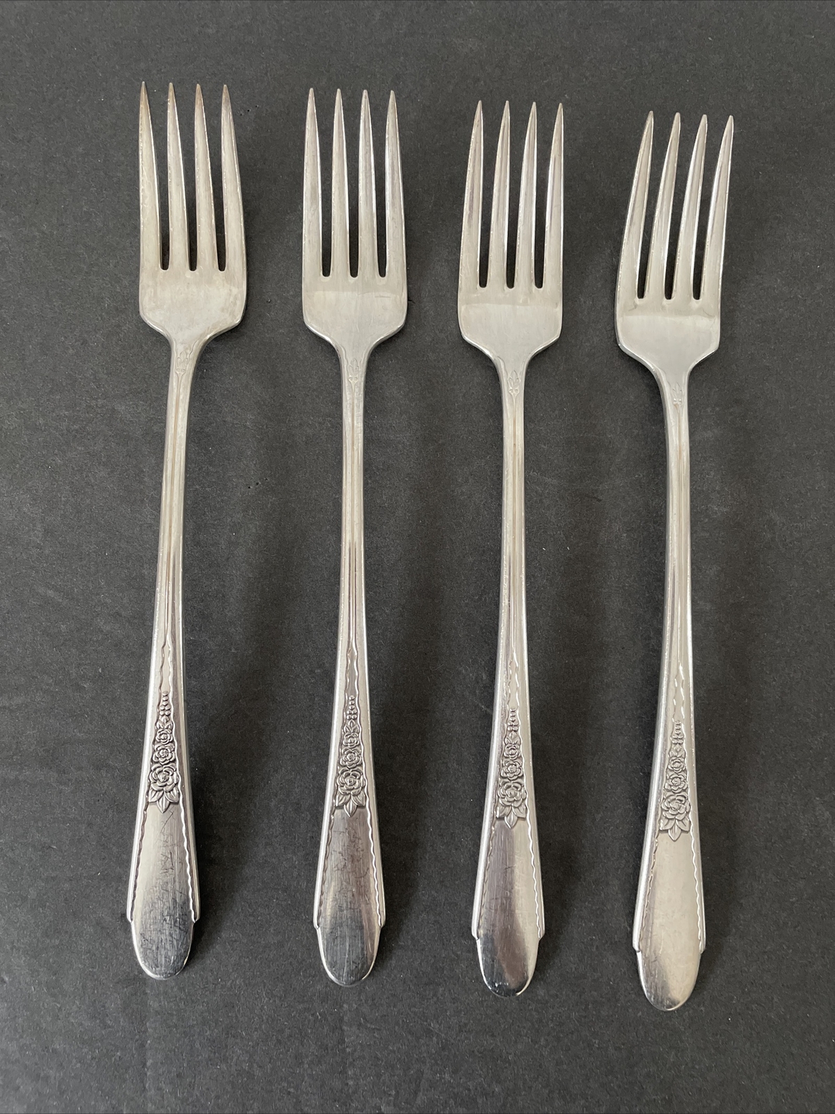 VTG WM Rogers & Son Set of 4 Gardenia Modern Grille Forks Viande Floral 1941