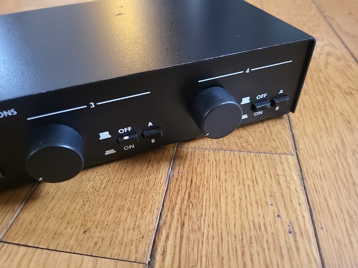 Omnimatic 2 Channel Speaker Selector Switch Splitter 8 Total Speaker Hookup