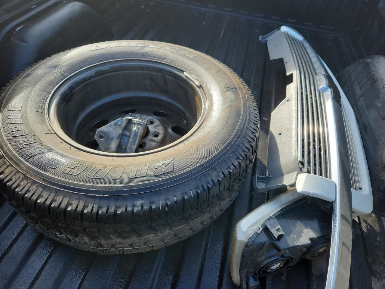 SILVRDO15 2005 Glove Box 4835655