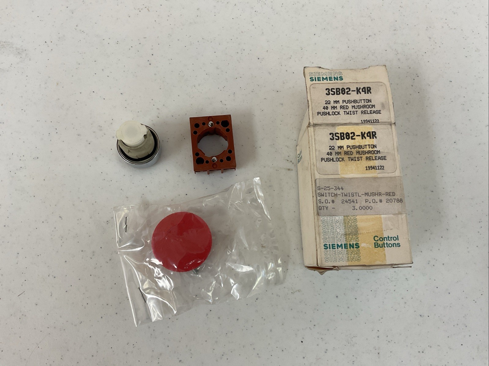 NEW SIEMENS 3SB02-K4R 22MM PUSH BUTTON, FREE SHIPPING