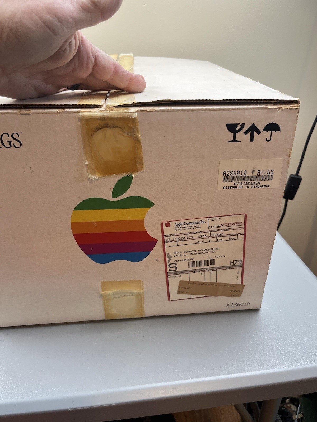 Apple IIGS A2S6000 Computer w/ Original Box, Keyboard, Mouse, Cable Book Works