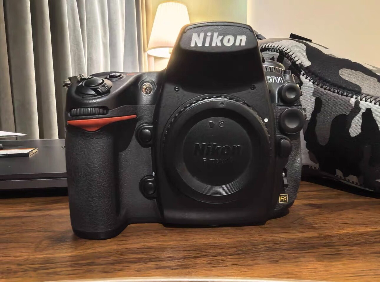 Nikon D700 – ISO 200-6400 (Extendable to 100-25600), Low-Light Expert
