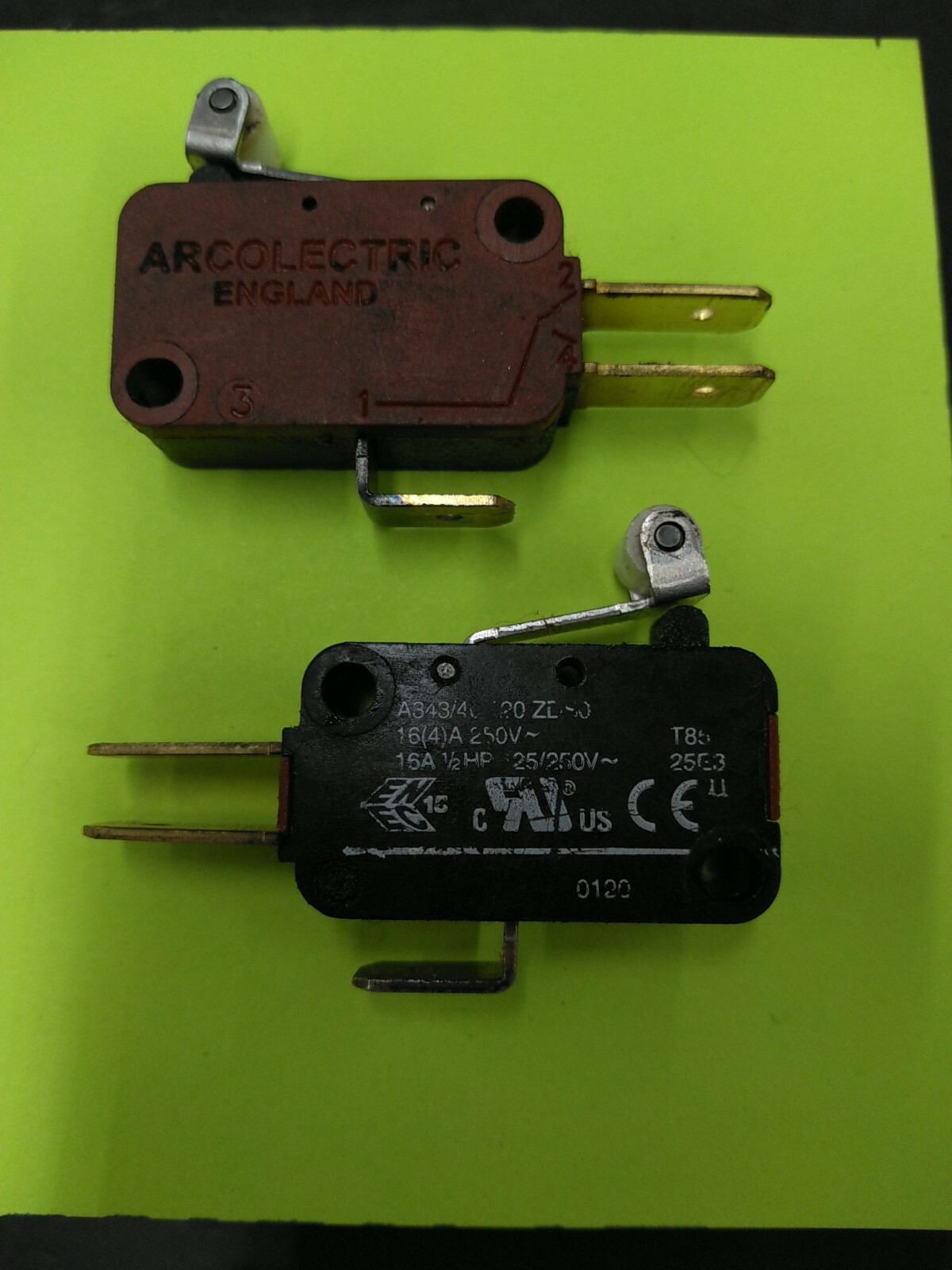 (2) Arcolectric Micro Switch 15 Amp 125/250VAC 1NO/1NC with Roller Arm Tested