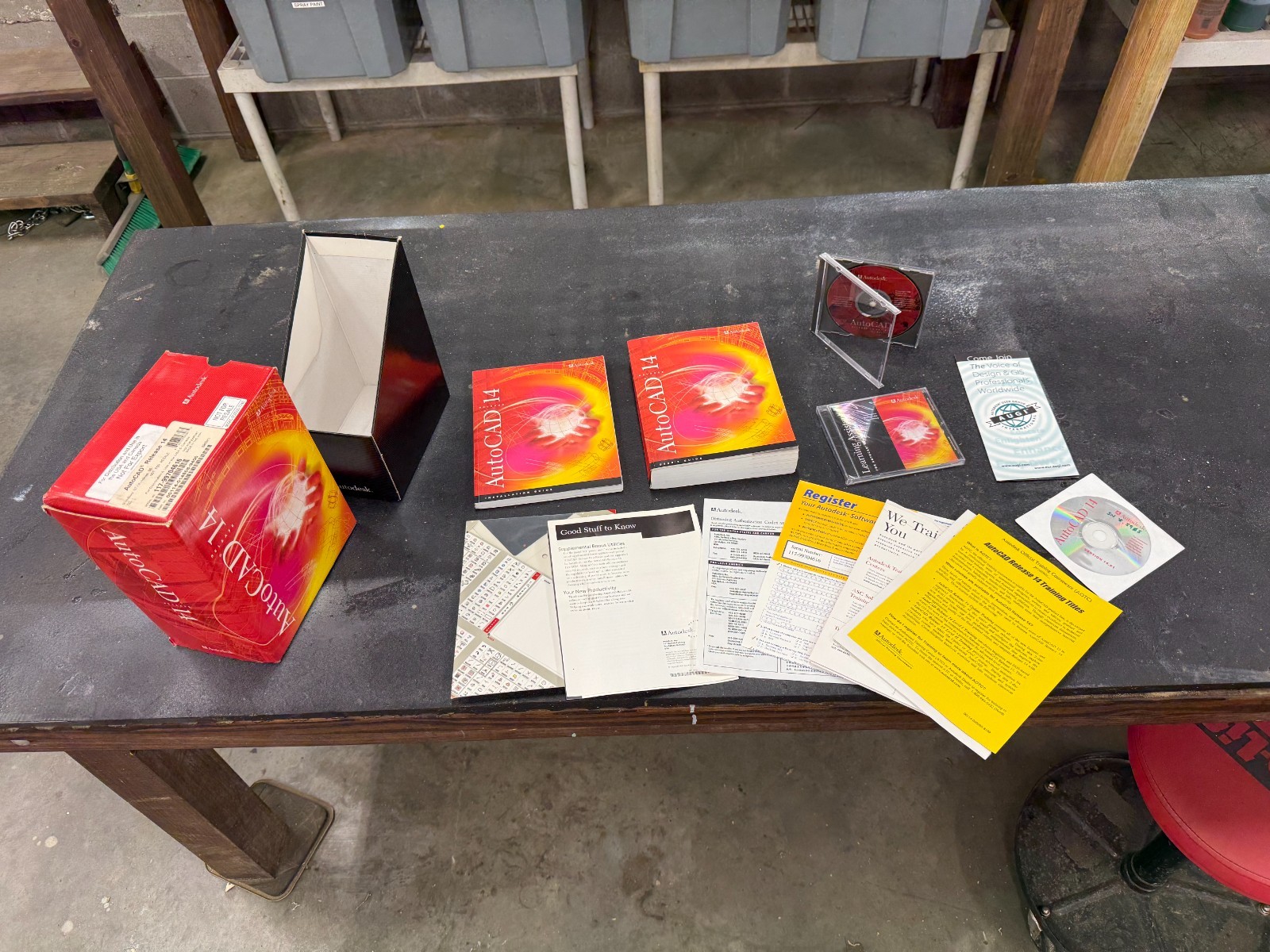 AutoCAD Drawing software r14, vintage software from the 2000's