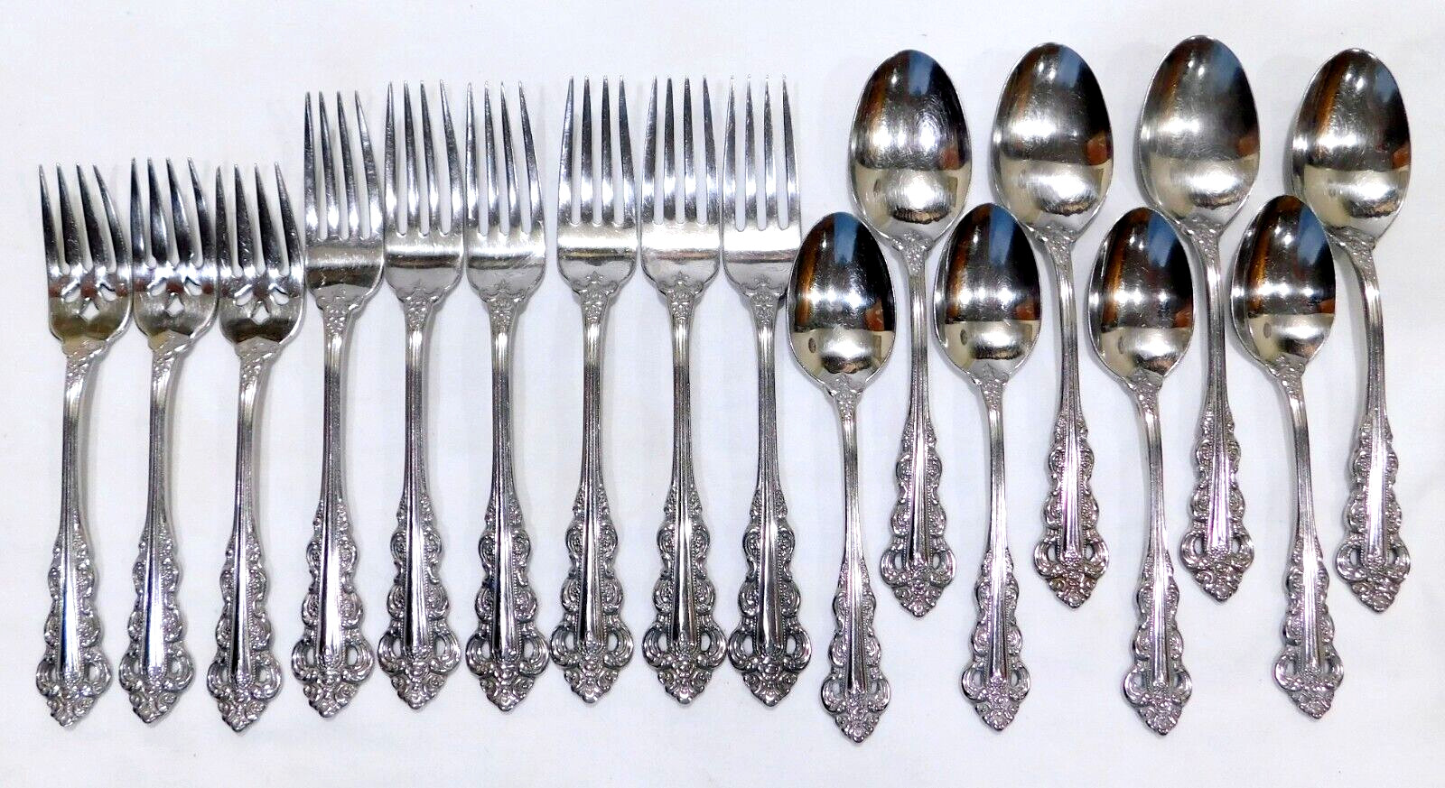 17 Pcs ARTISTRY ONEIDA Southern Baroque Stainless Steel Flatware USA