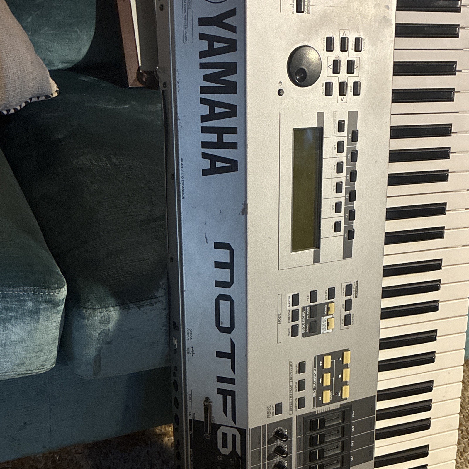 Yamaha MOTIF6 61-Key Digital Synth Workstation w/ Sampling, Sequencer, Arp
