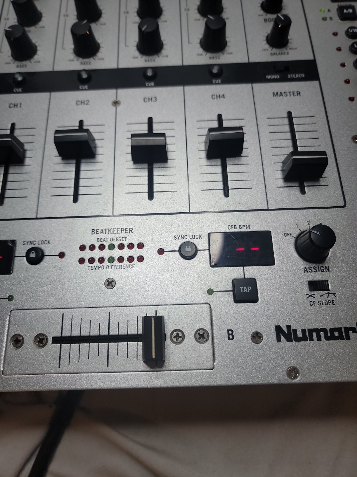 NUMARK IM9 DJ MIXER WITHEFFECTS BEAT COUNTER