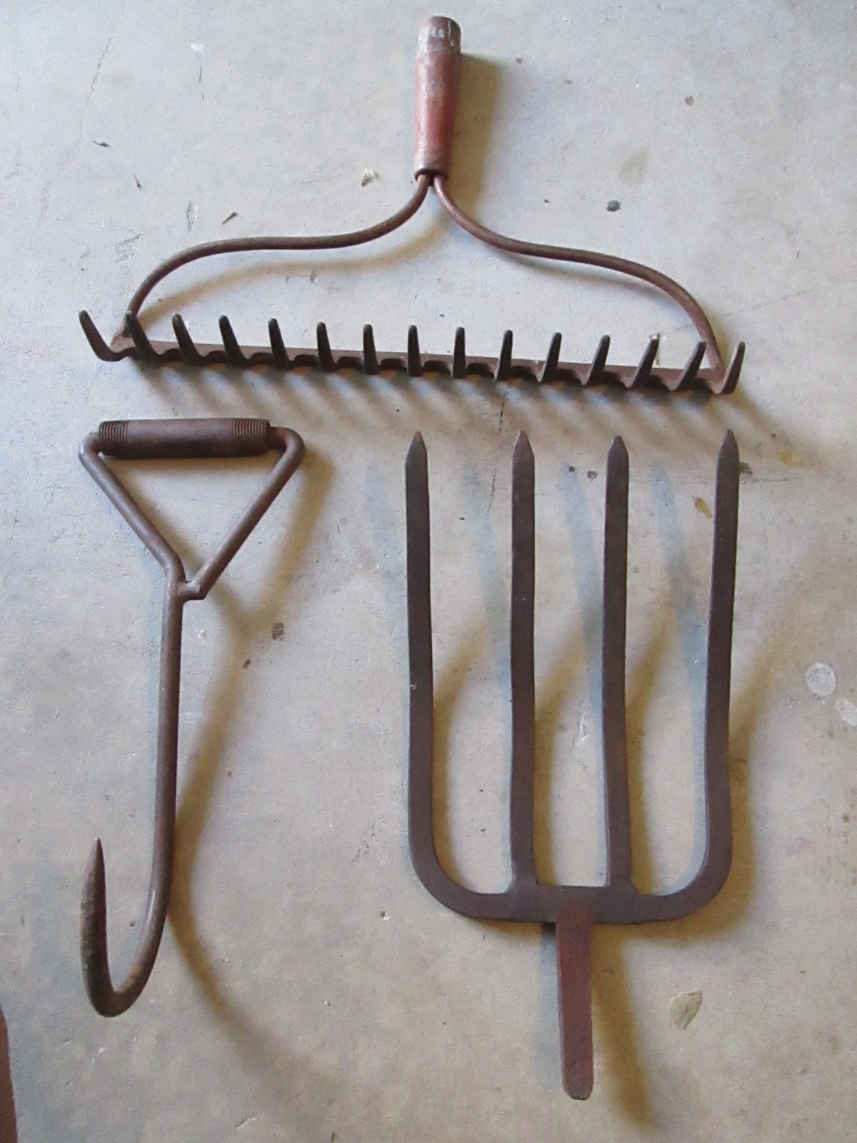 Vintage metal farm pitch fork, 17 tine garden rake, hay hook tool