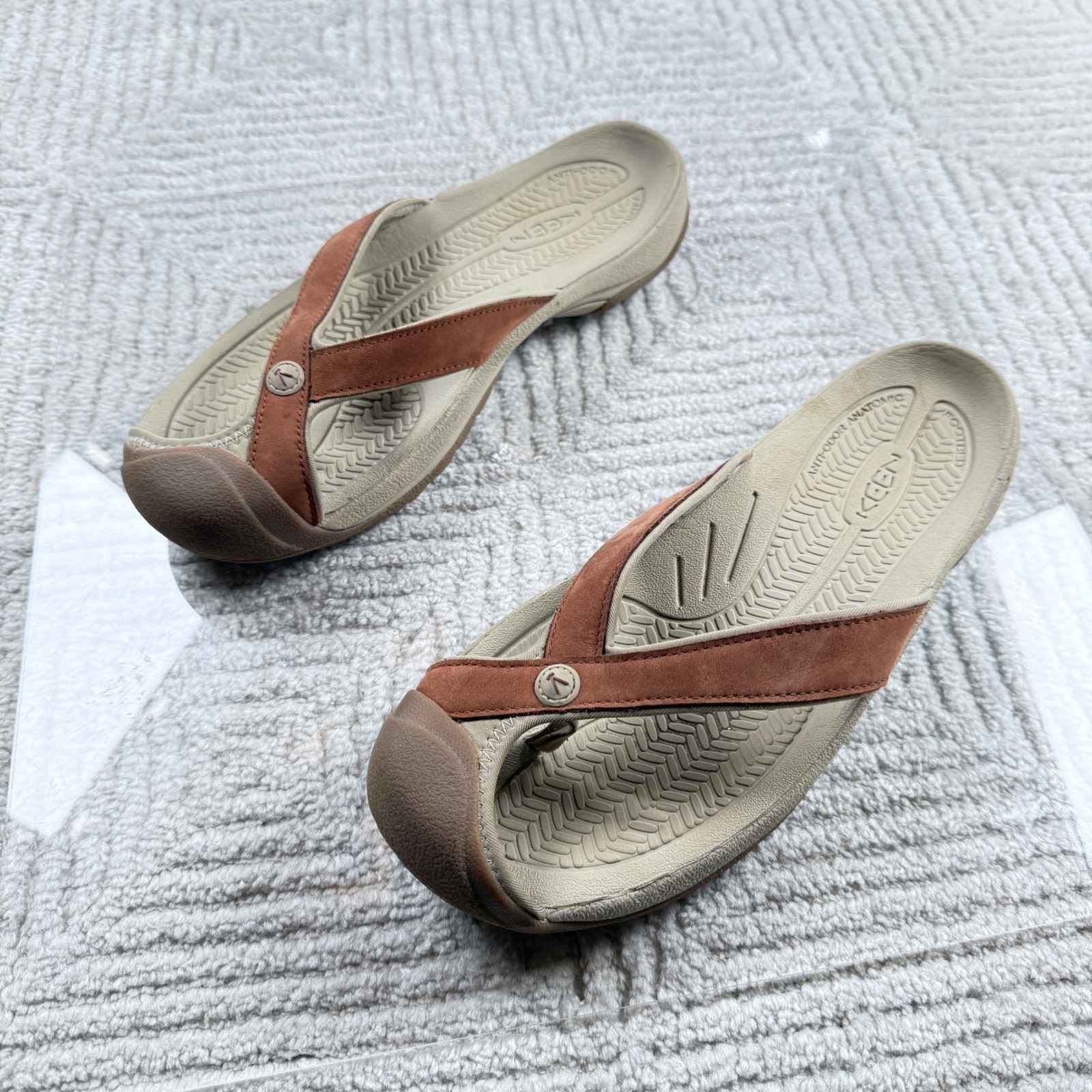 Keen Kona Flip Flop Sandals Men's 11 Brown Tan Toe Guard Comfort Gorpcore Hiking