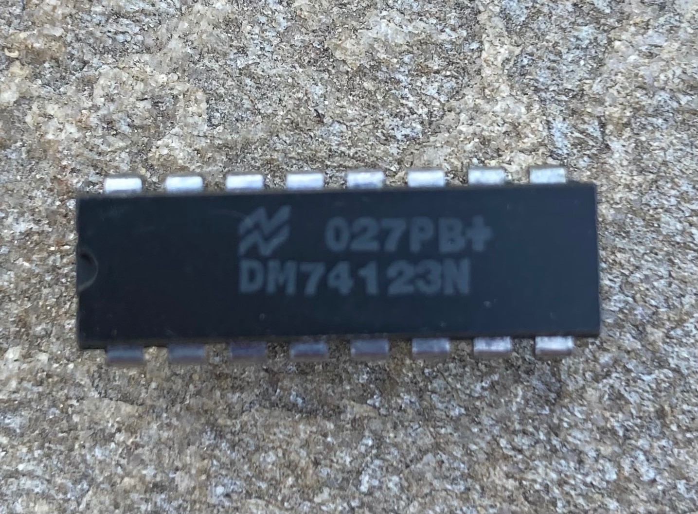 DM74123N