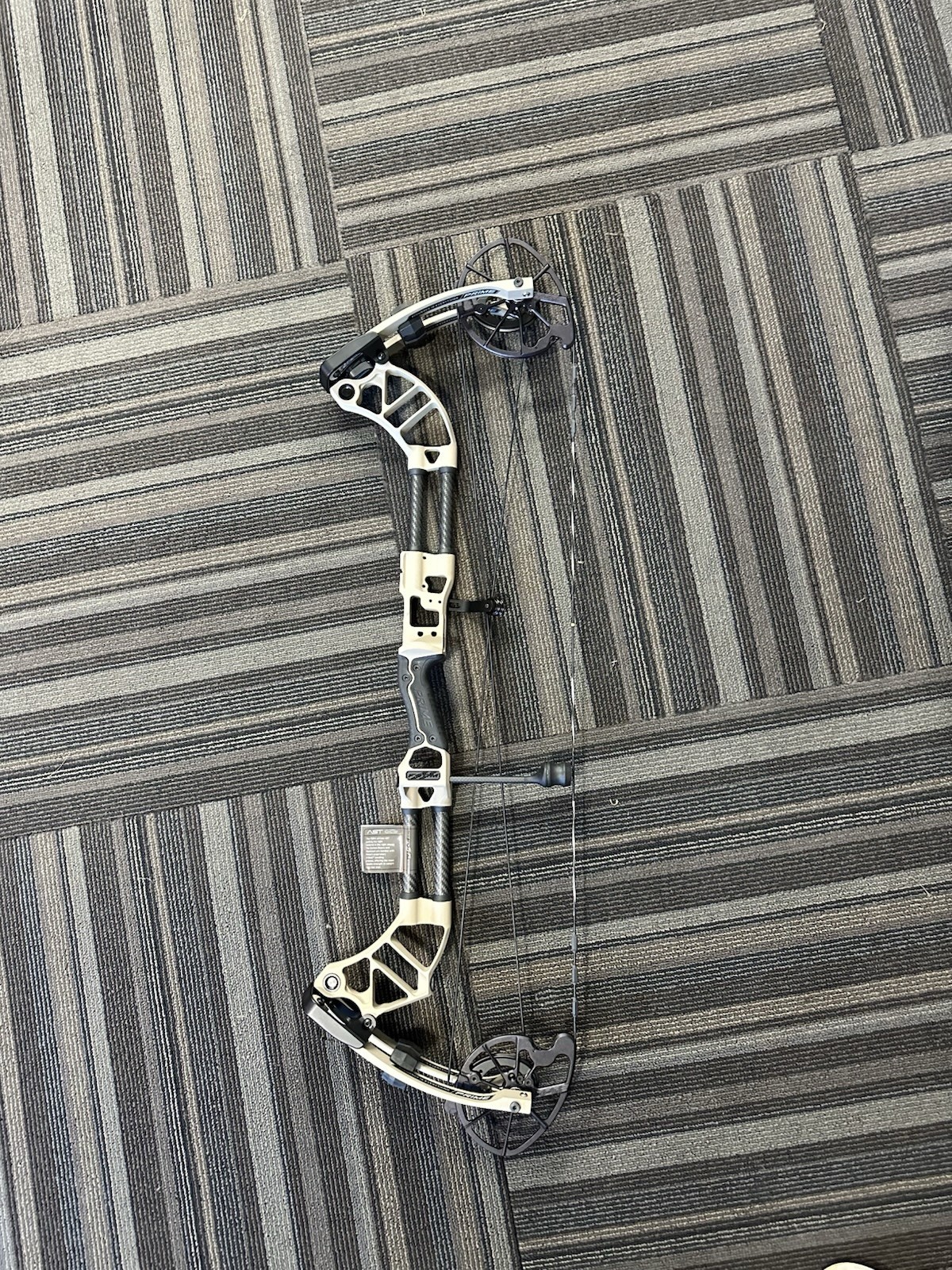 Prime Form 34 Right Hand Bow 70lb 30in:DL Tan/Black