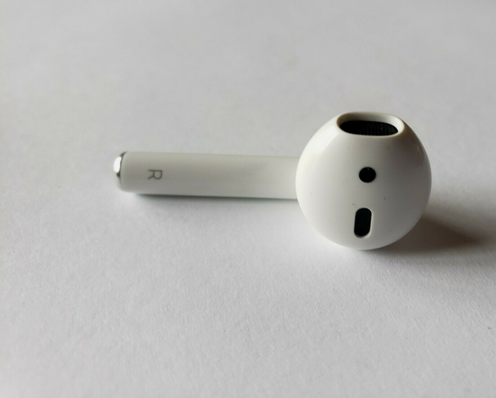 Original Apple Airpods 2nd Gen RIGHT SIDE EARBUD A2032 wth LOW AUDIO SOUND -Read