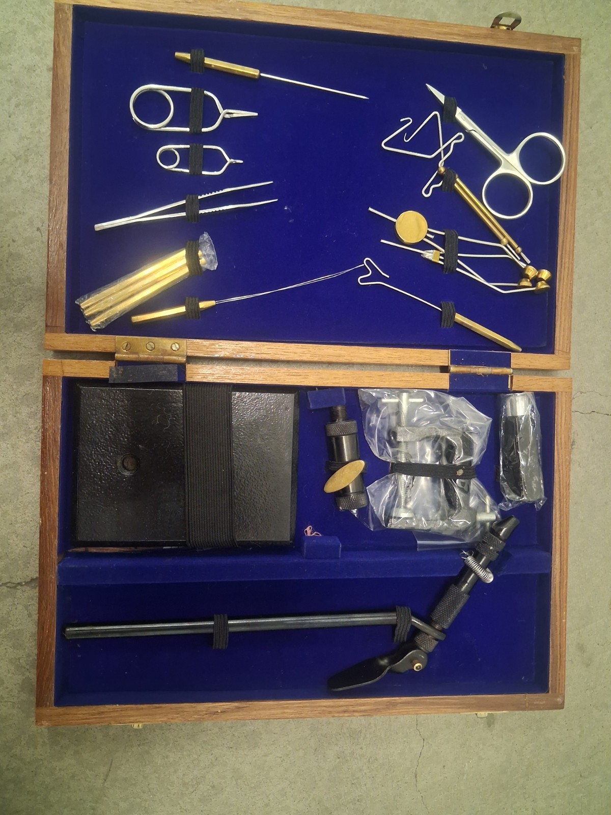 Standard Fly Tying Took Kit New Open Box w/Wooden Box Booklet Cabela's Fishing