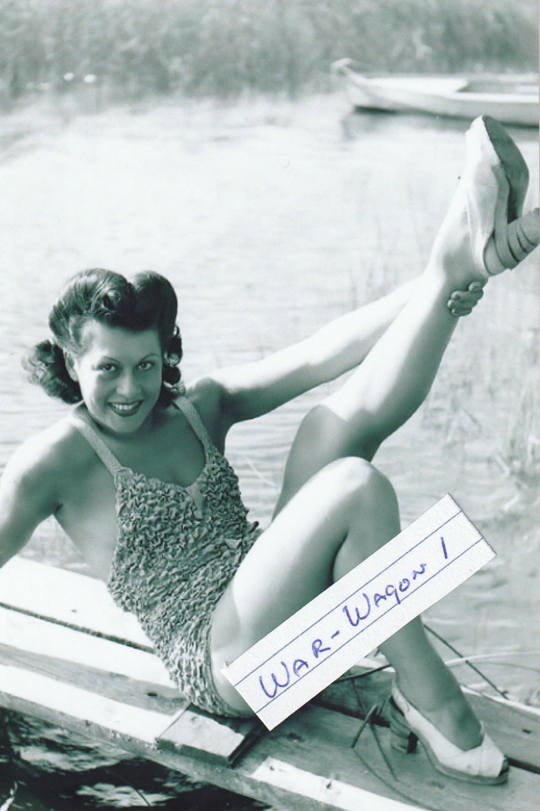 WW II German  Photo ==        Young Ladies At The Beach  1940`s