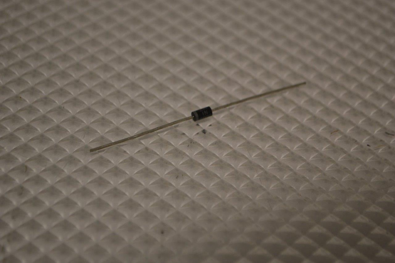 ONE NEW LOT OF OVER 550 DIODES  IN4002.