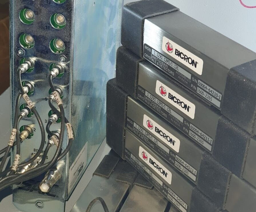 BICRON Detectors 1.12x1.12 M31.12L (lot of 16 + 2 controllers + One Power Supply