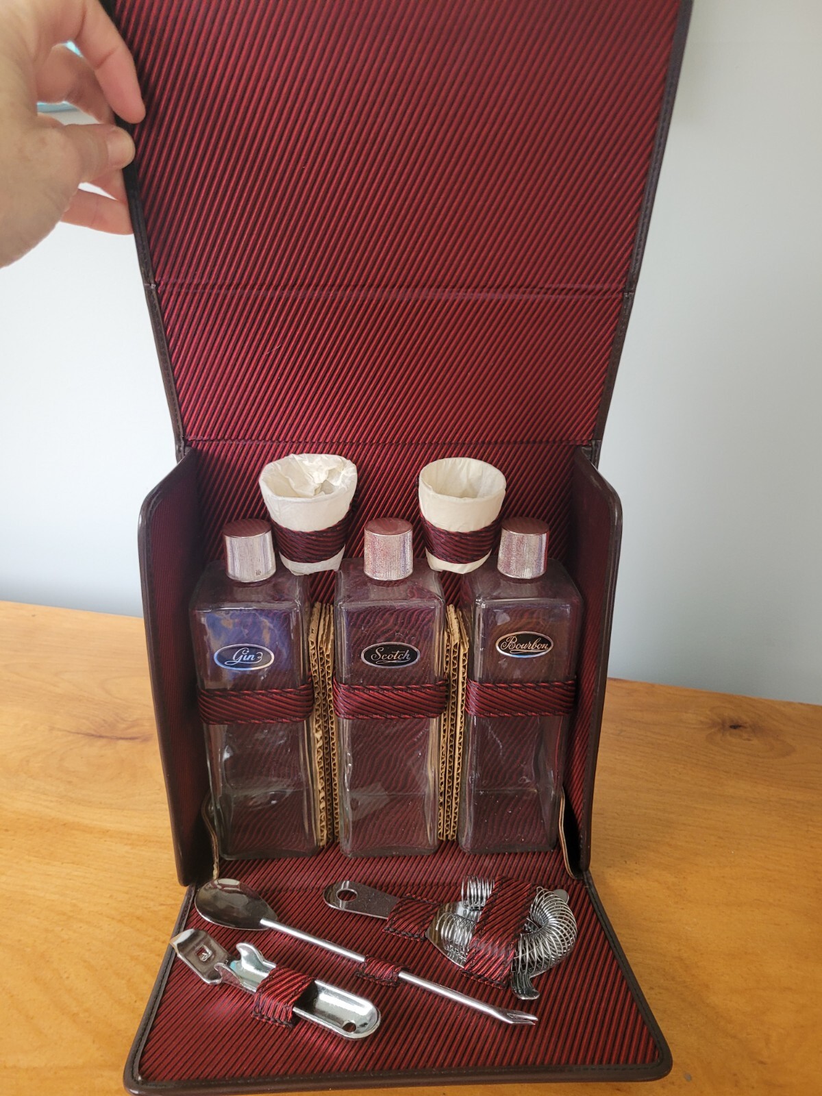 1970's Portable Bar Set In Carrying Case With Handle