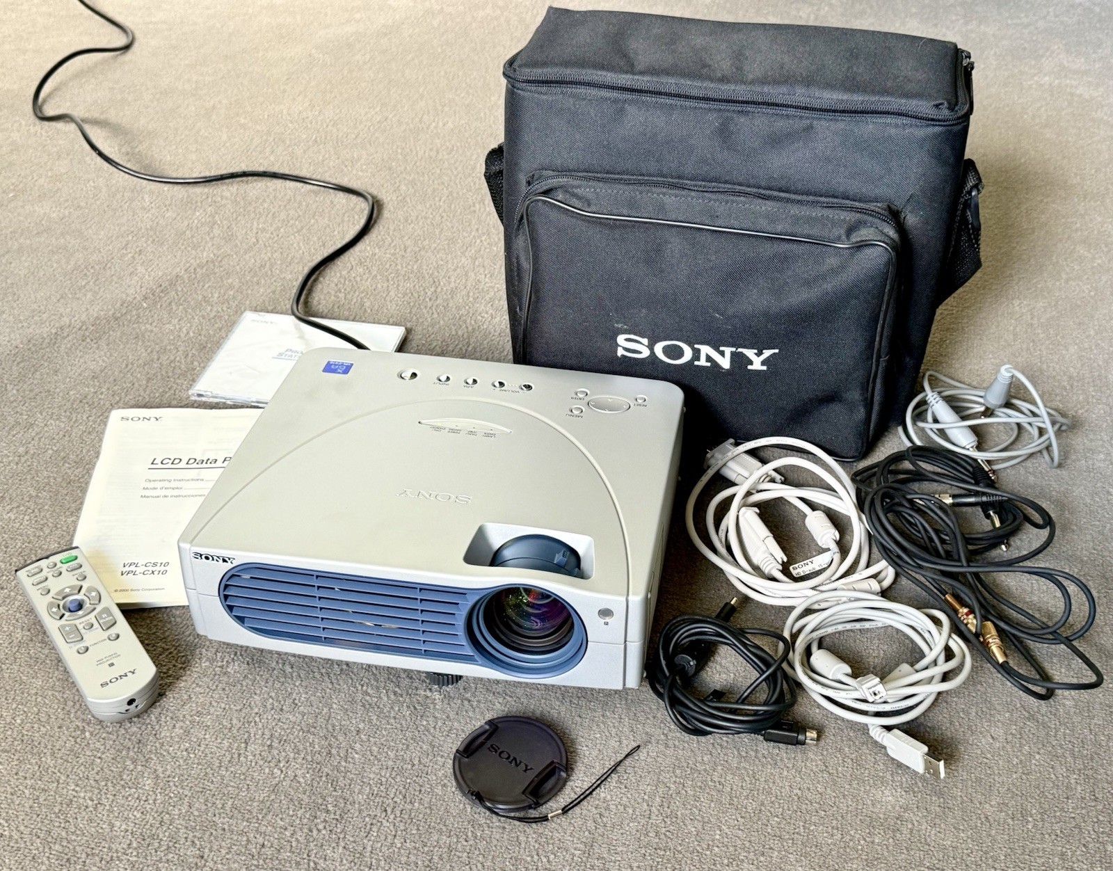 Sony VPL-CX10 XGA Digital Projector  w/Case, Remote & Cords VERY little use LN