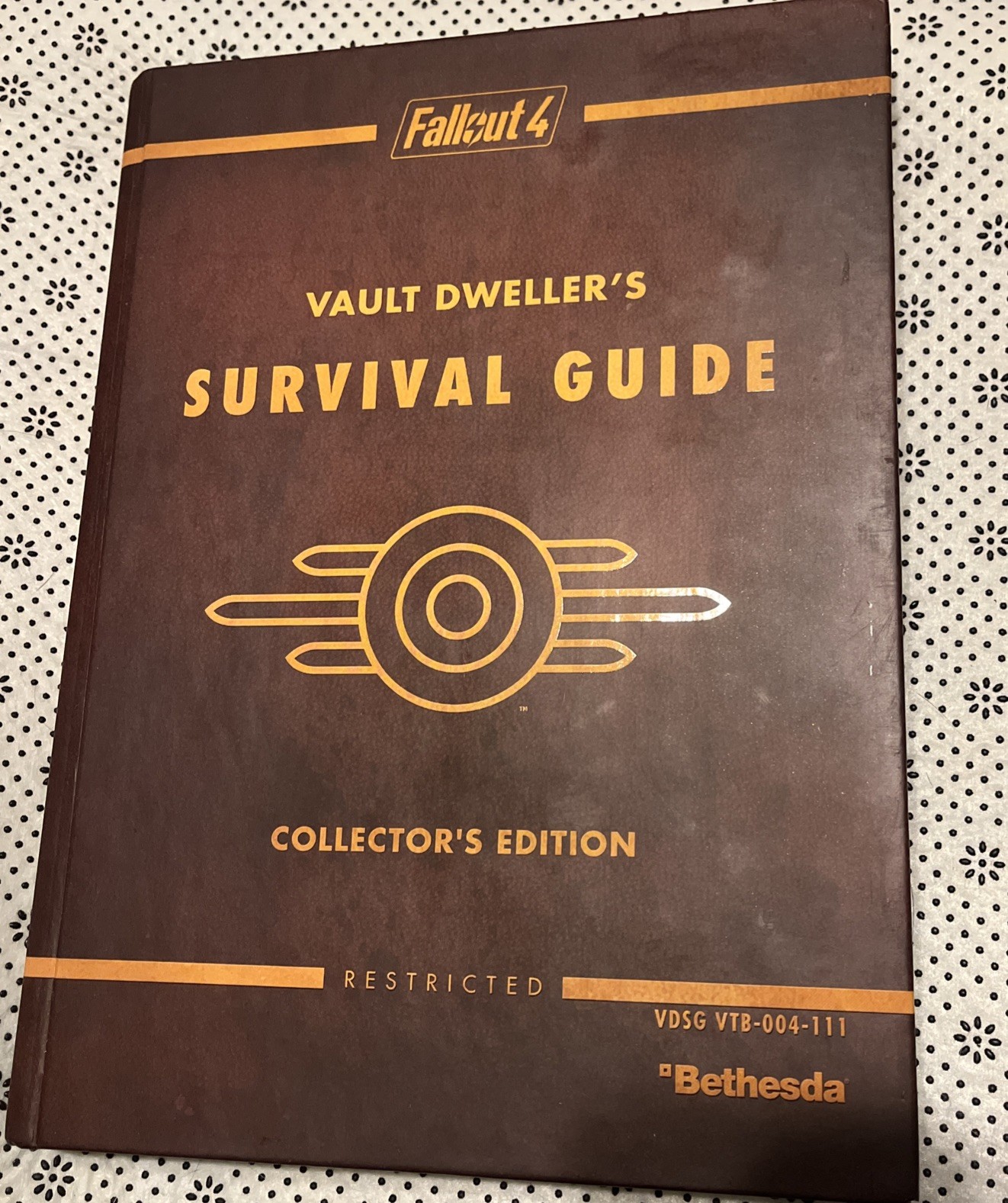 Fallout 4 Vault Dweller’s Survival Guide (Collector’s Edition) WITH MAP + CARDS