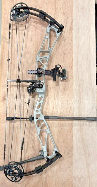 Elite Rezult 36 compound bow Hamskea rest, Quattro Stabs, Black gold site.