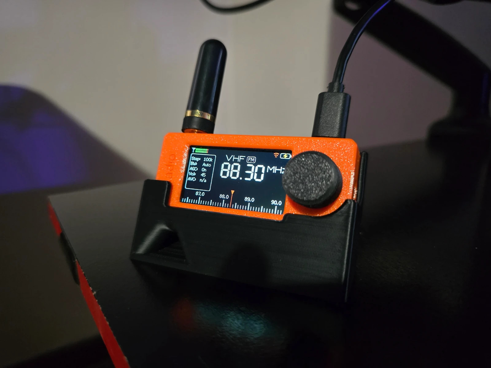 SI4732 Mini Stand – Black, Compact & Sturdy