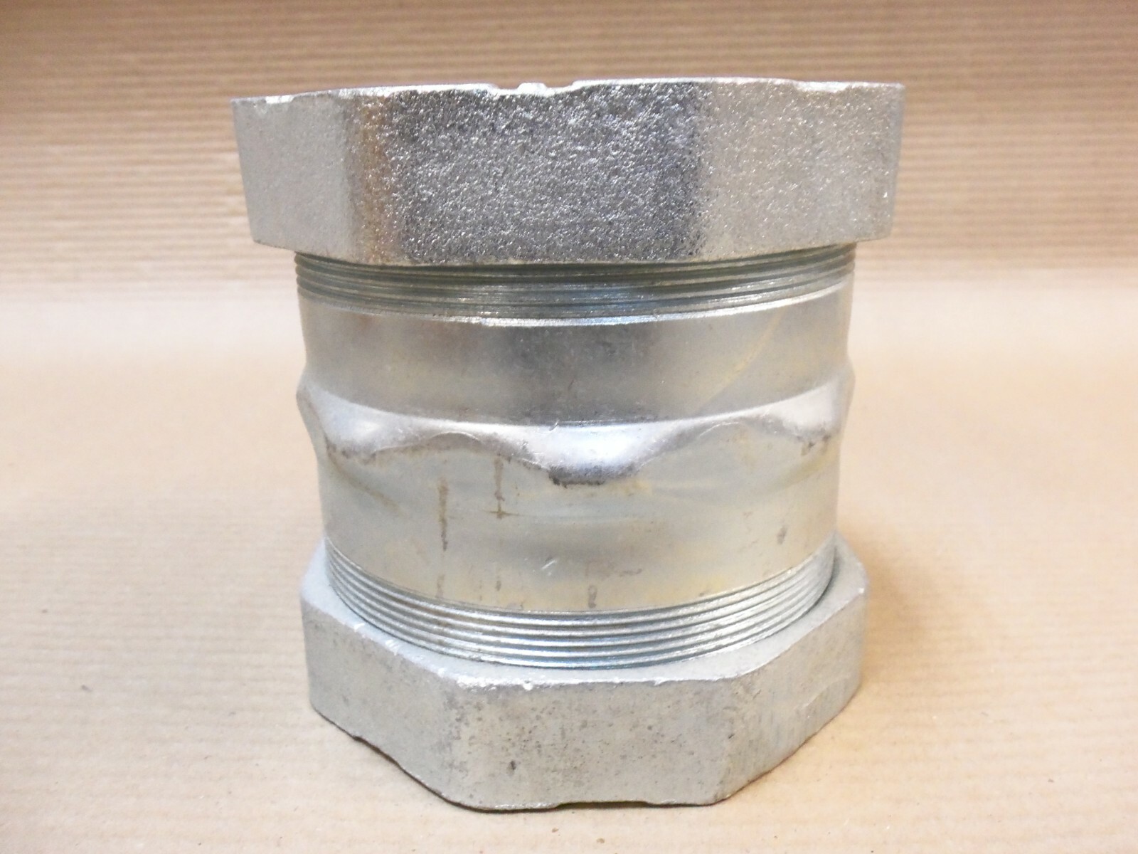 NEW COOPER CROUSE HINDS 669 4" COMPRESSION COUPLING FOR THINWALL CONDUIT "AK"