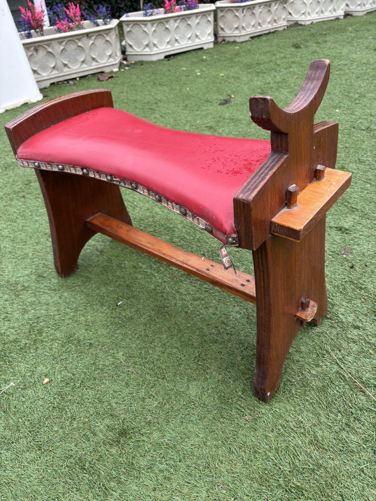 VINTAGE RETRO WOODEN FOOT STOOL RED LEATHER TOP FOOTSTOOL BARGAIN SADDLE CHEAP