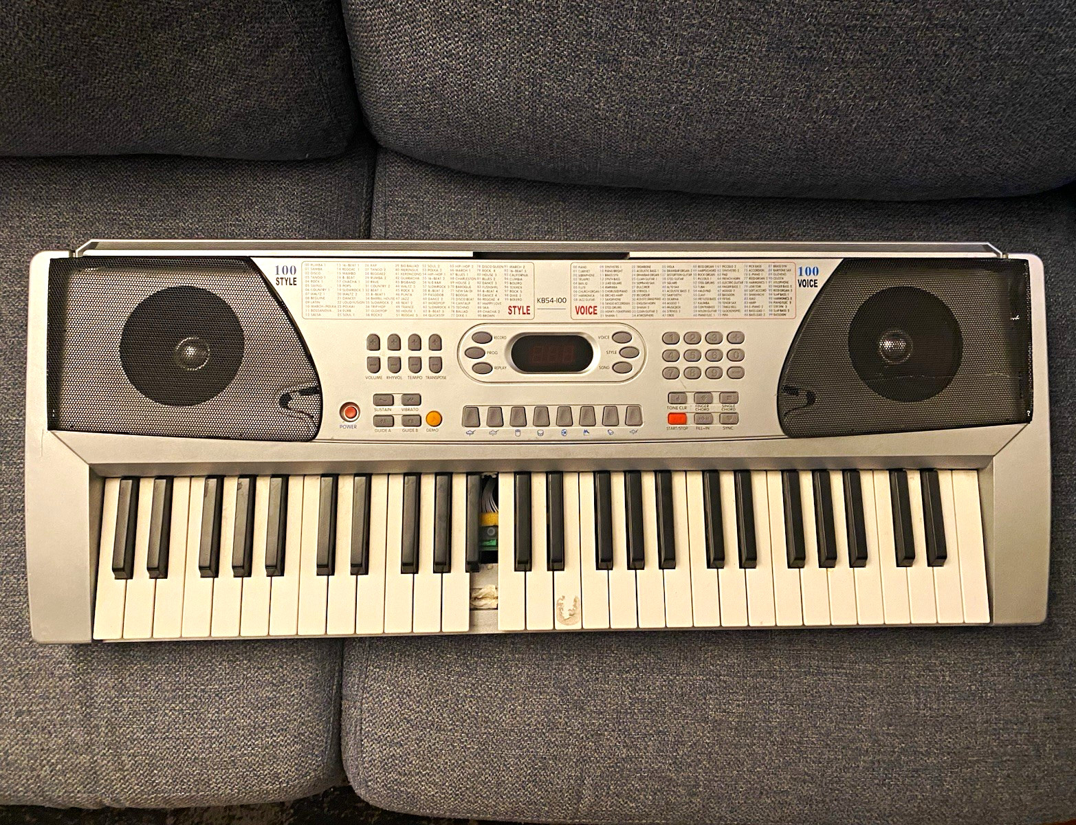 Huntington KB54-100 54-Key Electronic Keyboard Silver/Black Speaker LED AC