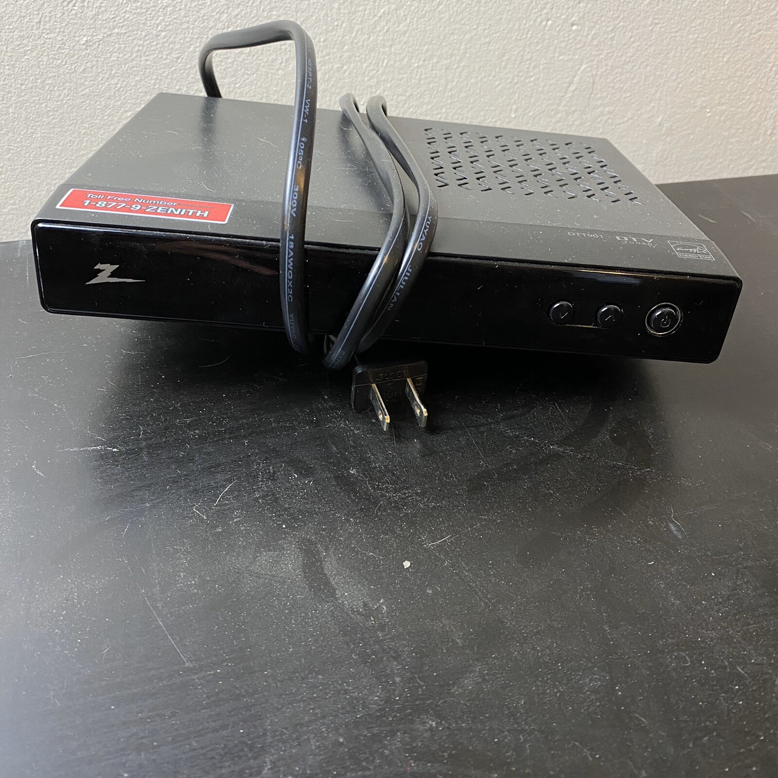 Zenith DTT901 Digital TV Tuner Converter Box NO REMOTE