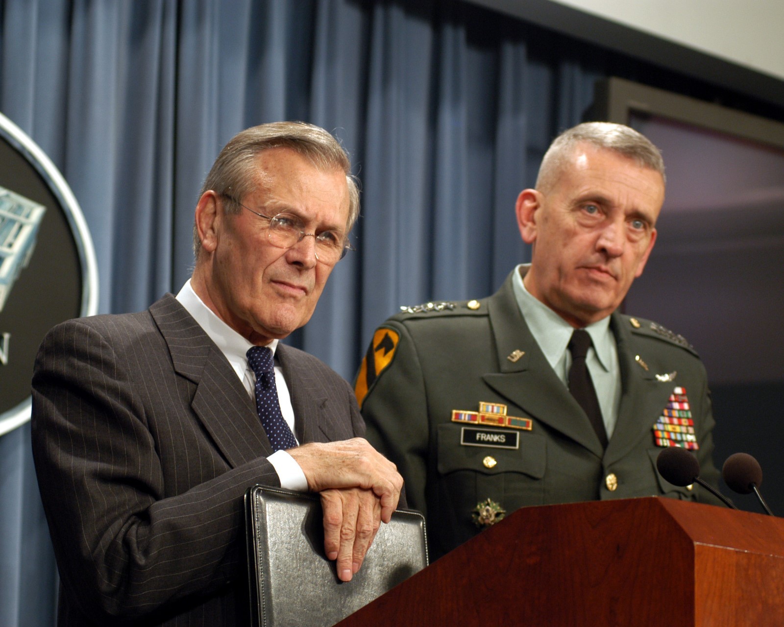DONALD RUMSFELD SECRETARY OF DEFENSE w/ GEN TOMMY FRANKS - 8X10 PHOTO (EP-590)