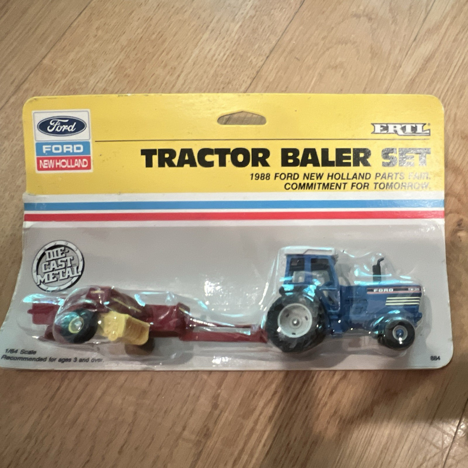 ERTL 1/64 Ford New Holland TW-35 Tractor & Hay Baler Set 1988 MPN 884-7HFP