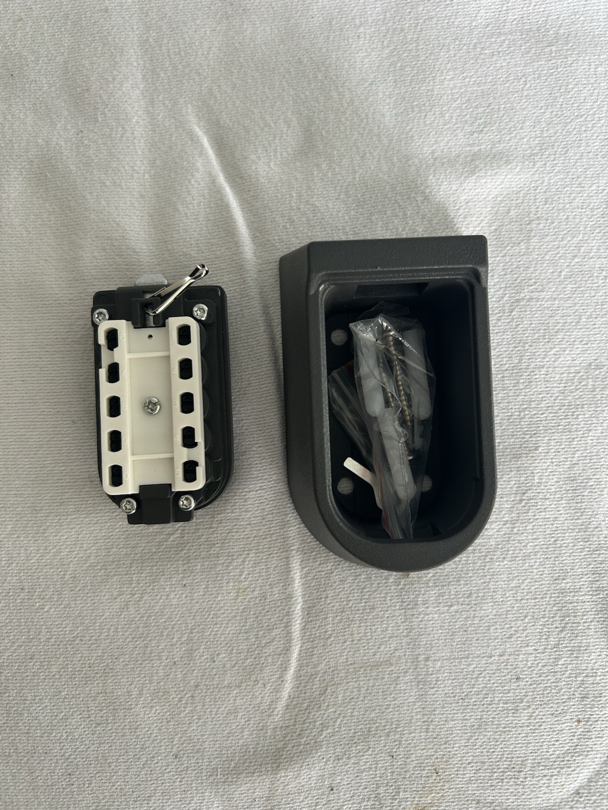 Wall Mount Key Lock Box 10 Digit Combination Safe Outdoor Storage
