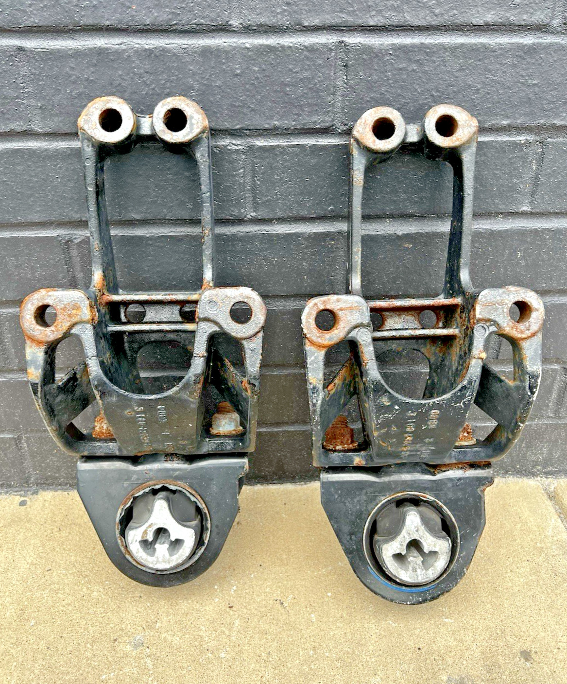 2024 Freightliner Cascadia 126 Sleeper Front Cab Support Bracket Set of 2