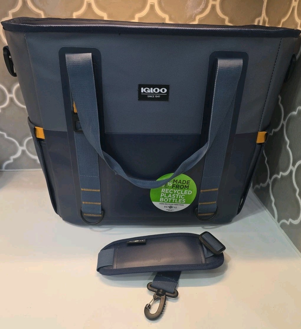 Igloo Summit Zip Top Tote Cooler 16.38 qt / 30 can  Capacity Detachable Strap