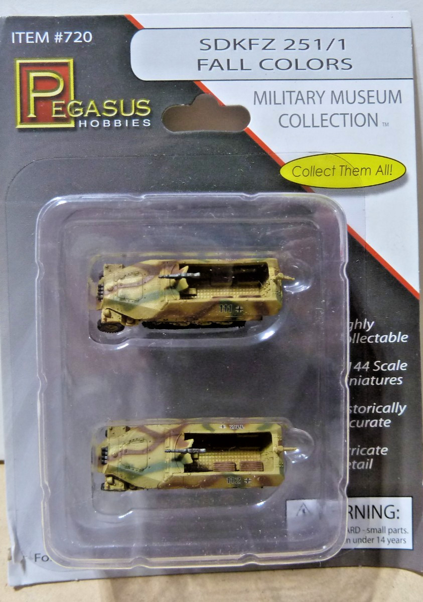 Pegasus 720 WWII German Sd.Kfz.251/22 with Fall Camo 1/144 Scale Model (E)
